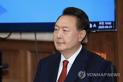 윤석열 전 대통령이 지난 4월 21일 서울 서초구 서울중앙지법에서 열린 내란 우두머리 혐의 형사재판 2차 공판에 출석해 있다.  [사진공동취재단=연합뉴스]